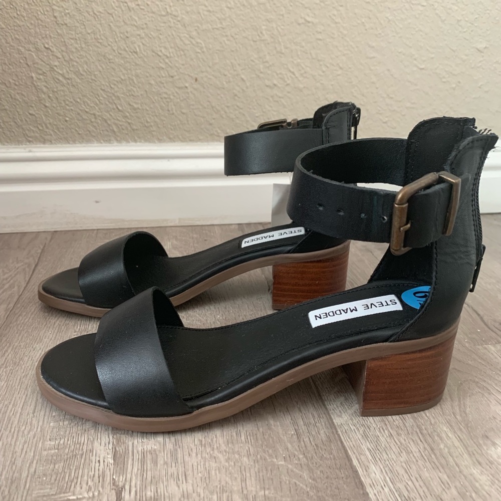 Steve Madden black buckled blocked heel sandal ✨